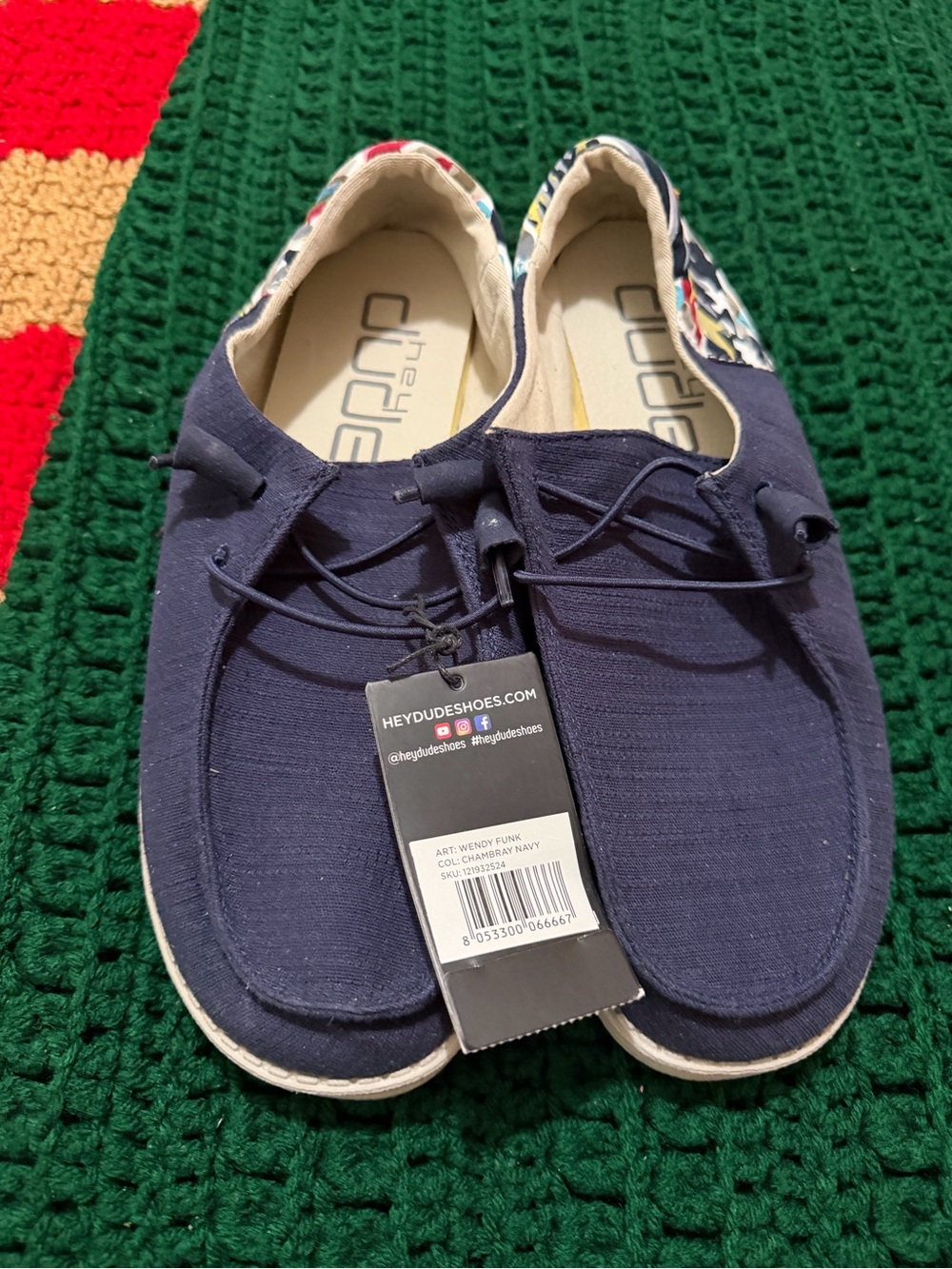 NWT WOMENS HEY DUDE SLIP ON SHOE
Size:10